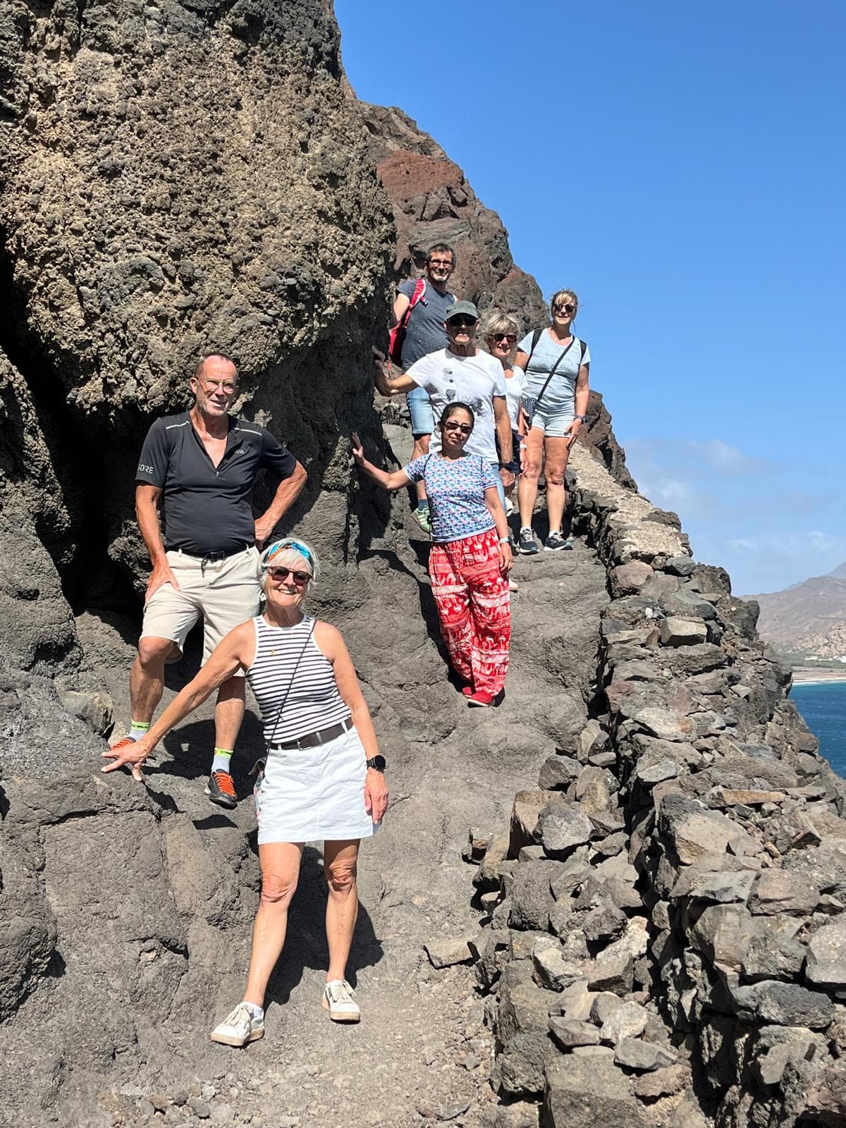 Randonneurs sur falaise volcanique