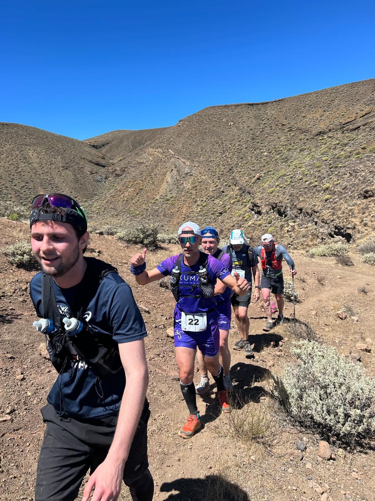 Groupe en descente sur terrain volcanique