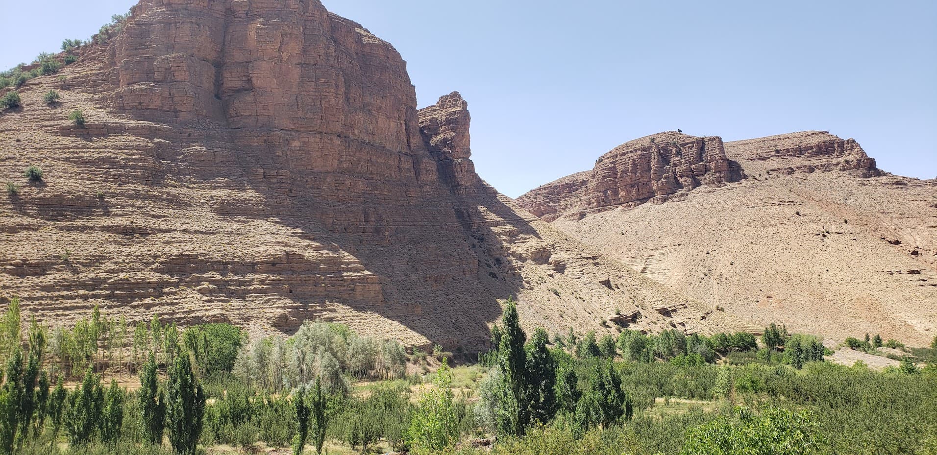 Falaises rouges spectaculaires de la vallée