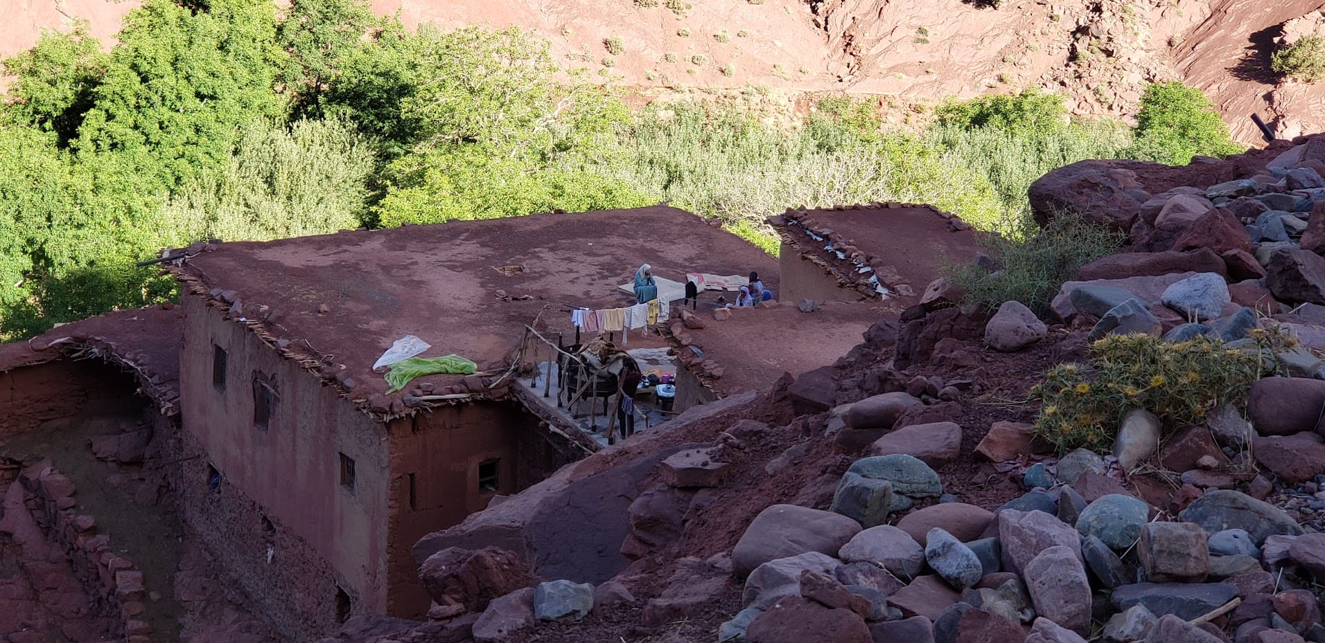 Maison berbère avec toit terrasse et vie locale
