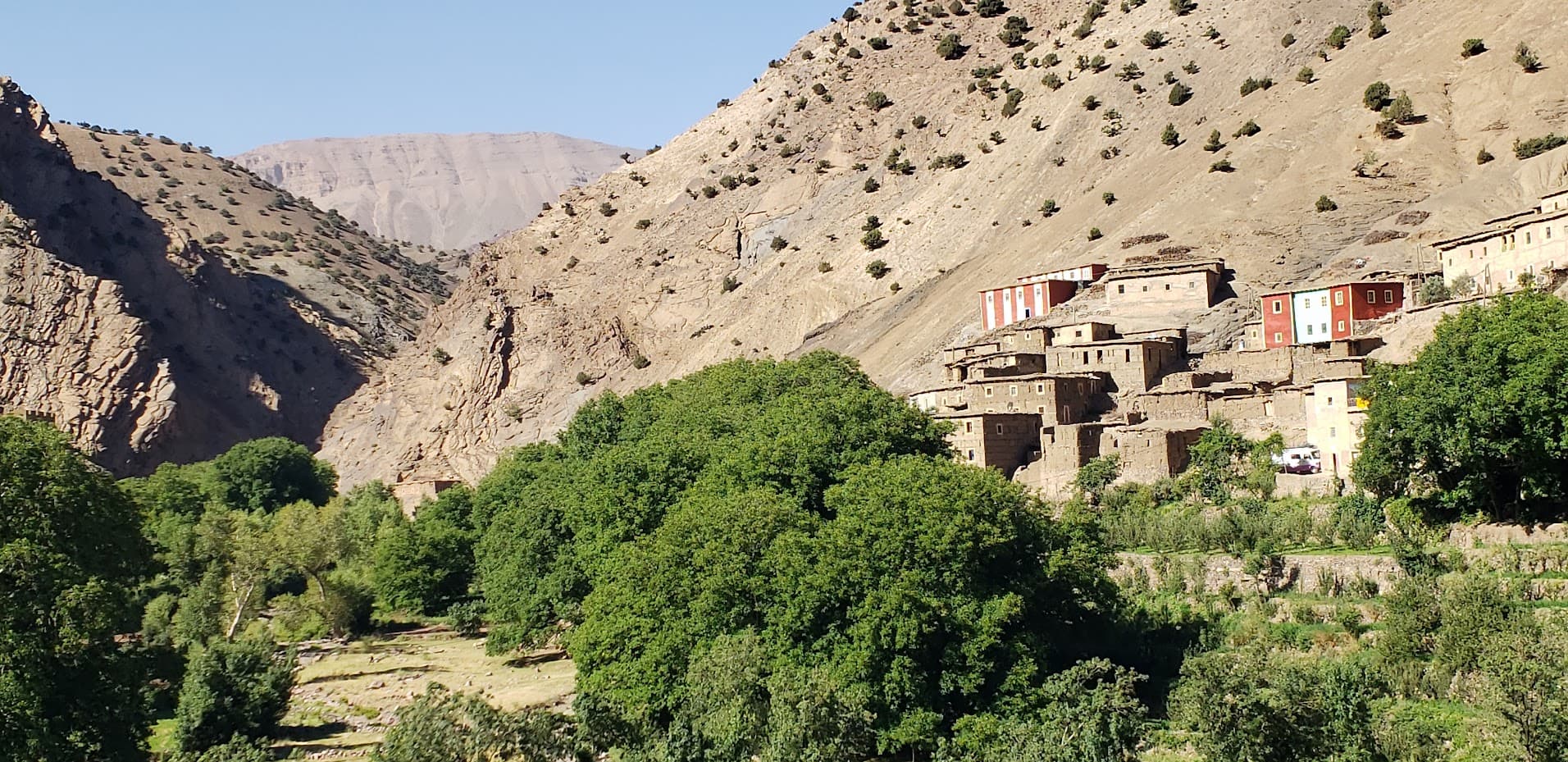 Village coloré niché dans la vallée verdoyante